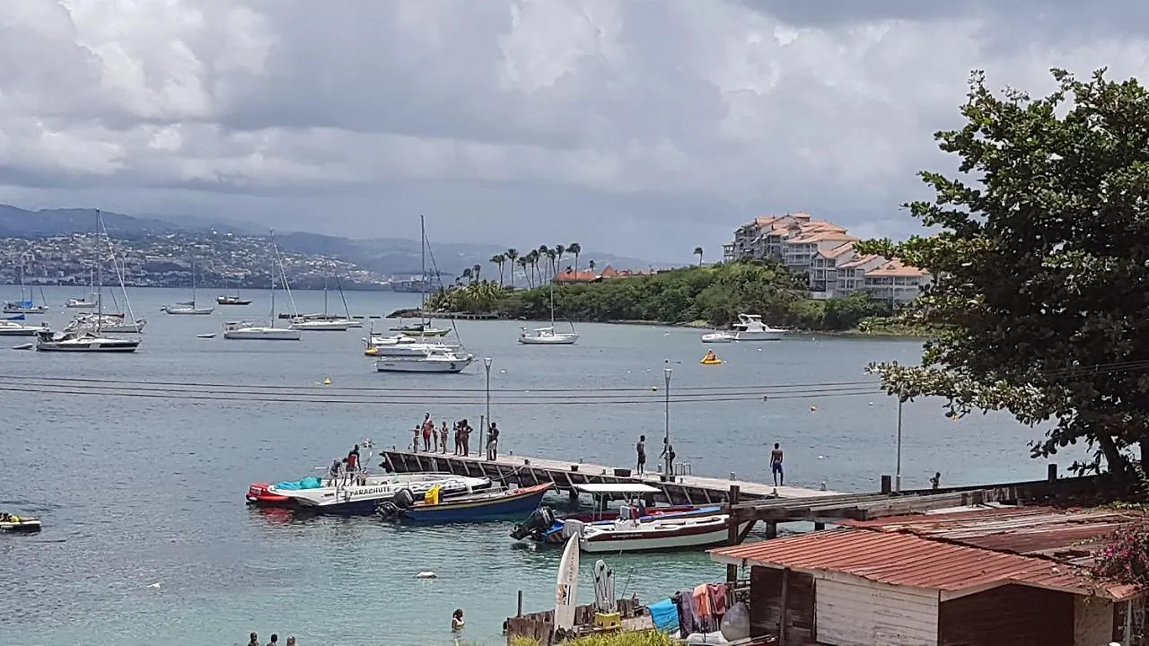 STUDIO 3 ILETS PIEDS DANS L EAU et PISCINE Les Trois-Ilets Appartement