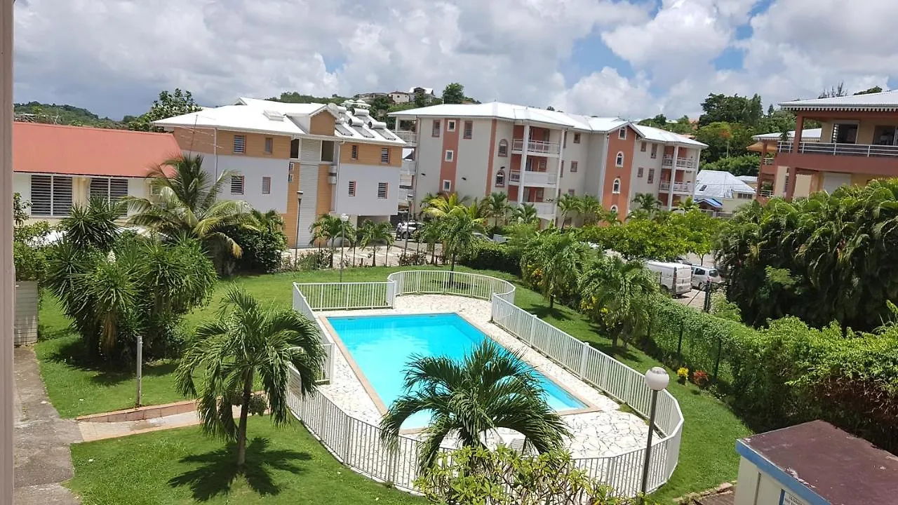 STUDIO 3 ILETS PIEDS DANS L EAU et PISCINE Les Trois-Ilets