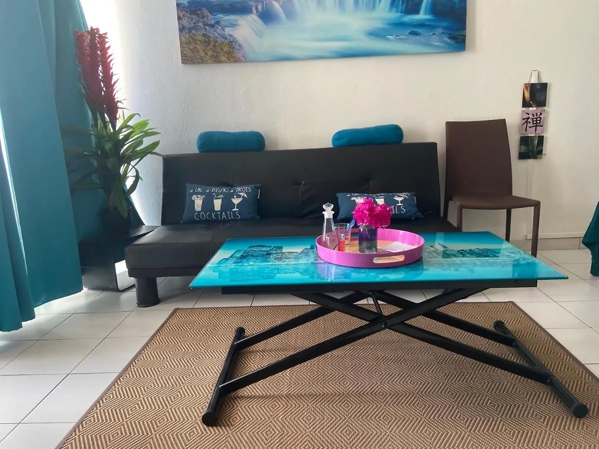 STUDIO 3 ILETS PIEDS DANS L EAU et PISCINE Les Trois-Ilets